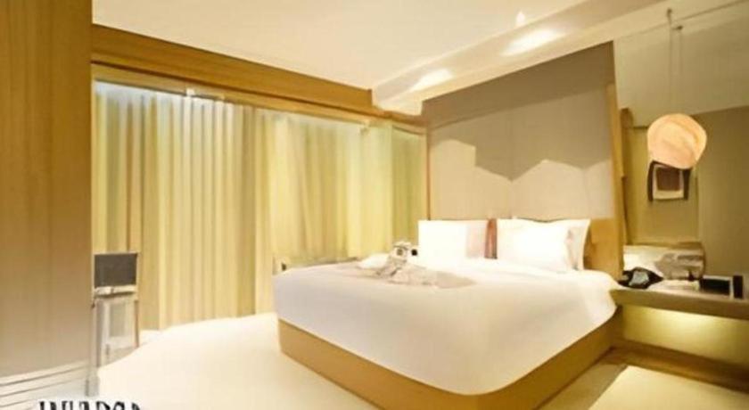 The Rinra Hotel Makassar Exterior photo
