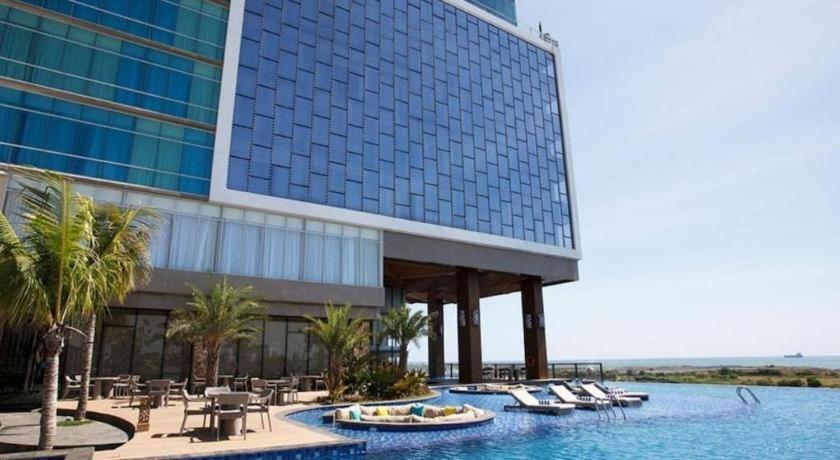 The Rinra Hotel Makassar Exterior photo